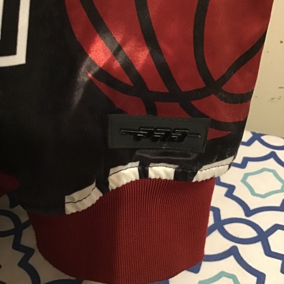 🔥SALE!Miami Heat, see pictures, jacket is in good cond., with some scratches,😎 - Picture 5 of 15